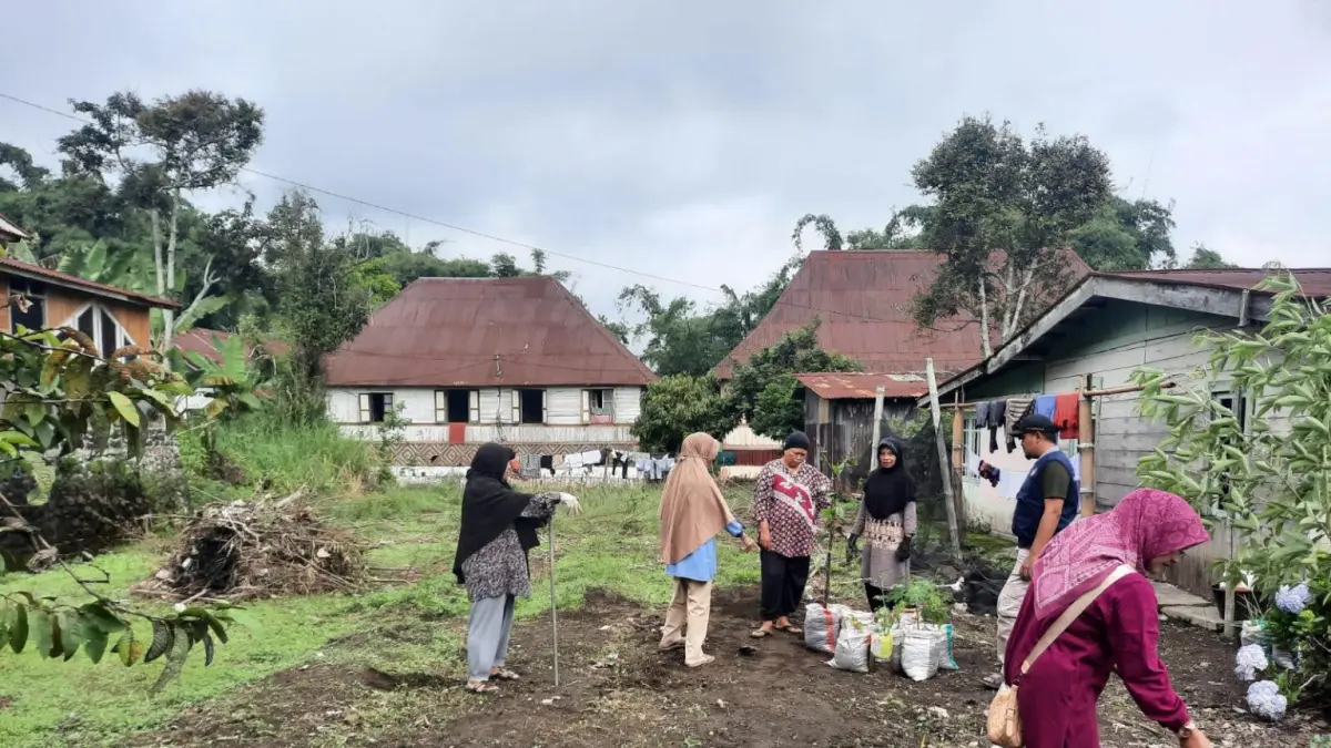 Warga Nagari Sungaipua bergotong royong membersihkan lingkungan dan menata pekarangan sebagai bagian dari persiapan menghadapi Lomba Gerakan PKK tingkat Provinsi Sumatera Barat 2026, Kamis (30/4). (DOK PEMKAB AGAM)
