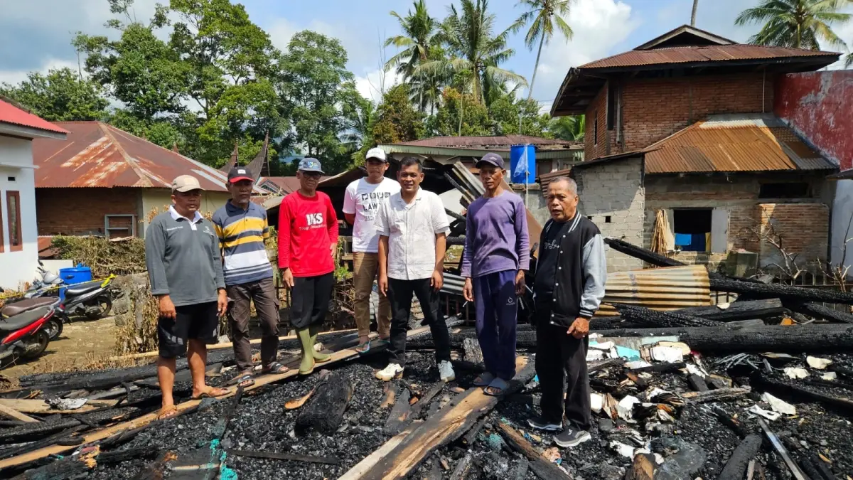 Anggota Komisi II DPRD Limapuluh Kota, M. Fajar Rillah Vesky meninjau lokasi kebakaran di salah satu daerah di Limapuluh Kota, baru-baru ini.