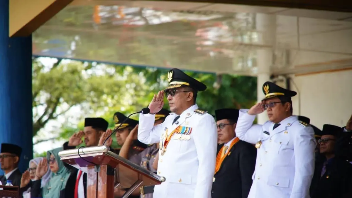 Bupati Tanahdatar Eka Putra memimpin upacara gabungan peringatan Hari Otda ke-30 dan Hardiknas 2026 di Lapangan Cindua Mato, Batusangkar, Sabtu (2/5). (DOK PEMKAB TANAHDATAR)