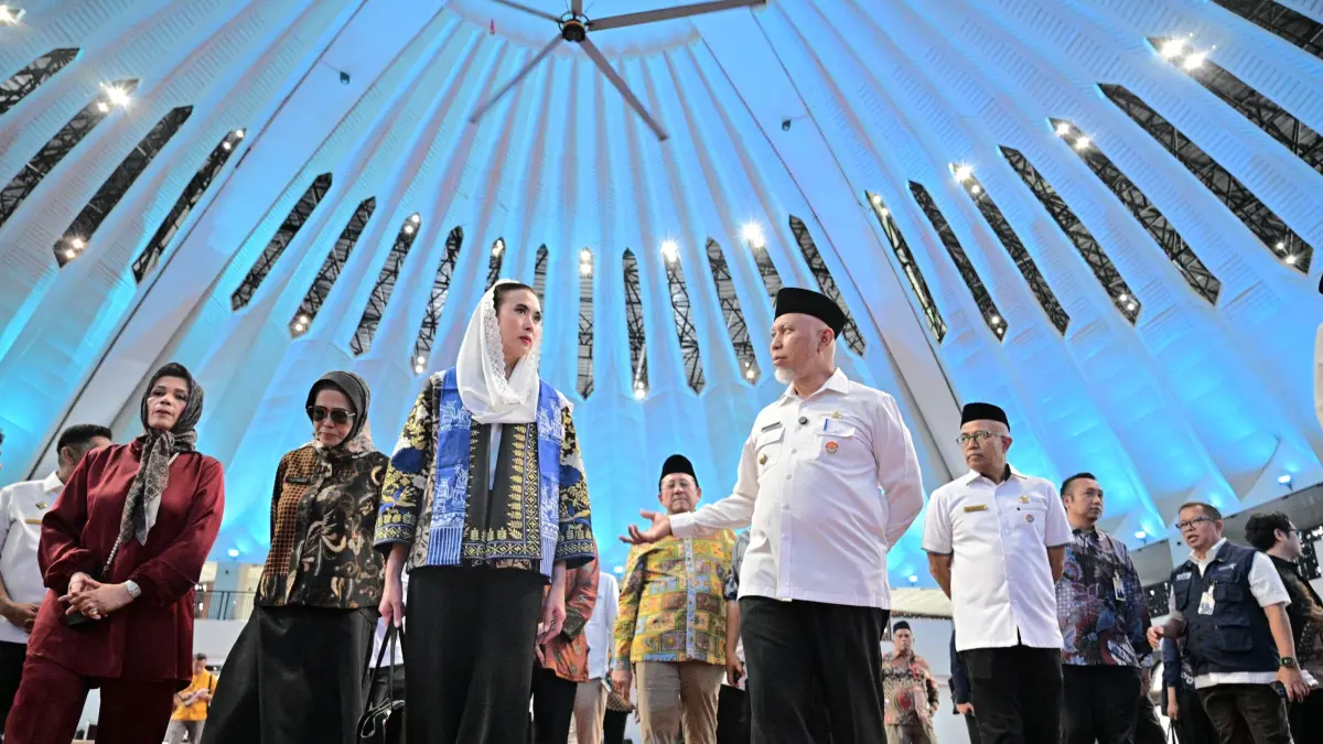 Gubernur Mahyeldi saat mendampingi Menteri Pariwisata RI, Widiyanti Putri Wardhana, di Masjid Raya Syekh Ahmad Khatib Al-Minangkabawi, Rabu (29/4). (DOK BIRO ADPIM)
