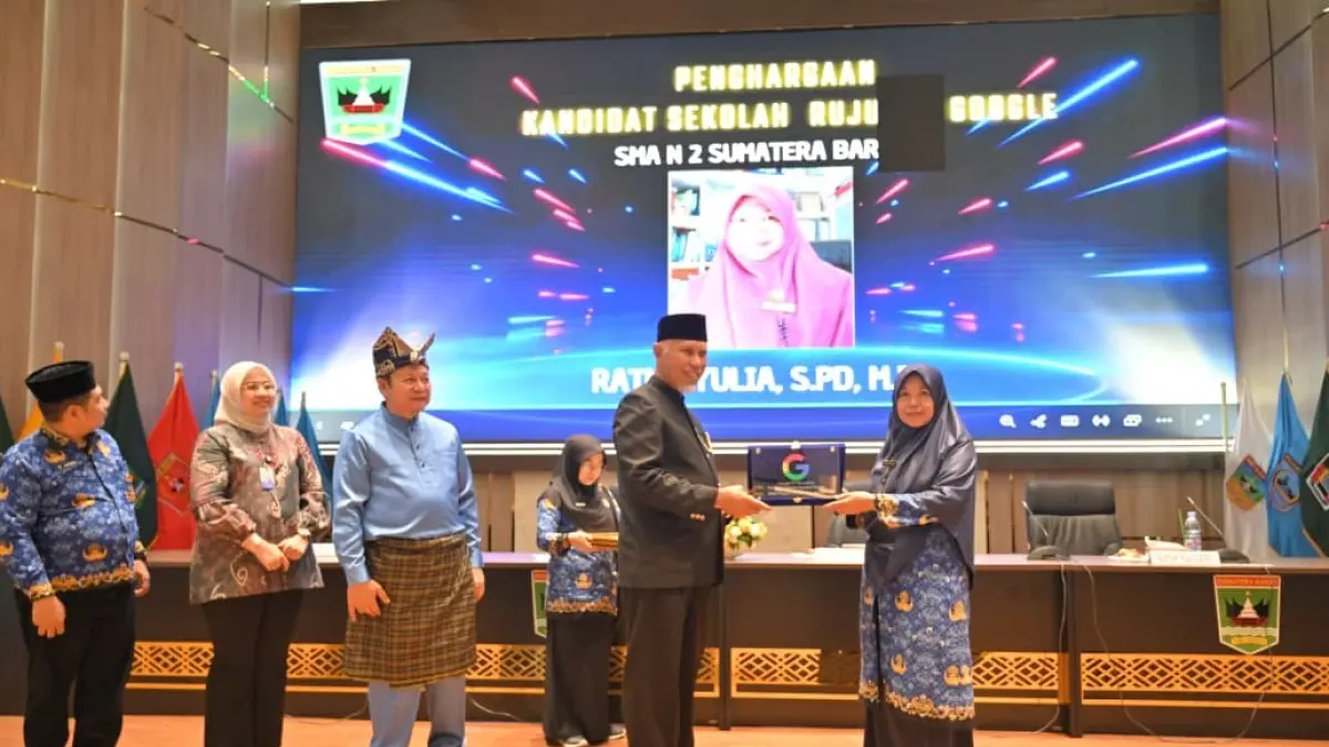 Gubernur Sumbar Mahyeldi Ansharullah menyerahkan penghargaan kepada 109 guru dan tenaga kependidikan pada puncak peringatan Hardiknas 2026 di Aula Kantor Gubernur Sumbar, Padang, Sabtu (2/5). (DOK BIRO ADPIM)