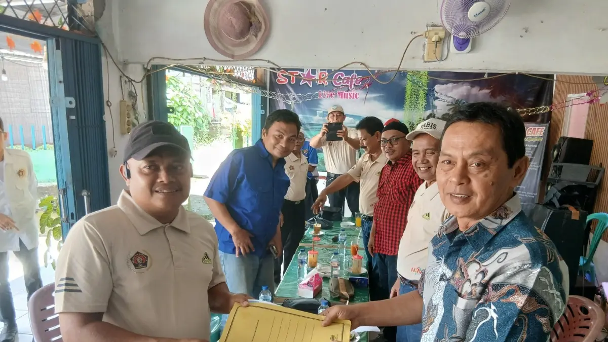 Penyerahan berita acara hasil Konfercab kepada Ketua PWI Sumbar Widya Navies. (DOK PWI)