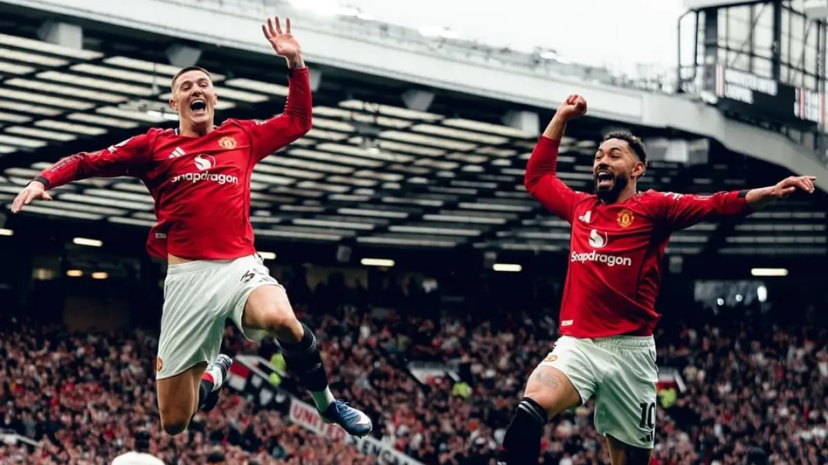 Penyerang Manchester United, Matheus Cunha dan Benjamin Sesko merayakan gol ke gawang Liverpool dalam laga Premier League di Old Trafford, Minggu (3/5/2026) malam WIB.(Foto: IG @manutd)