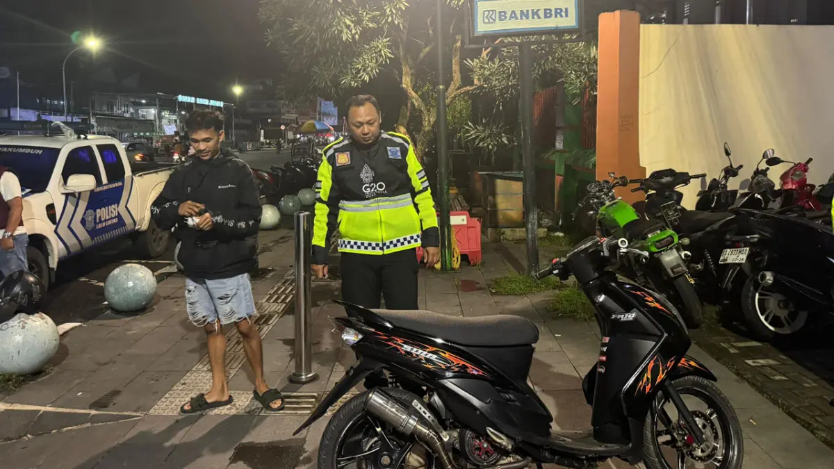 Personel Polres Payakumbuh mengamankan sejumlah sepeda motor yang menyalahi aturan pada kegiatan KRYD yang digelar Minggu (3/5) dini hari. (DOK POLRES PAYAKUMBUH)