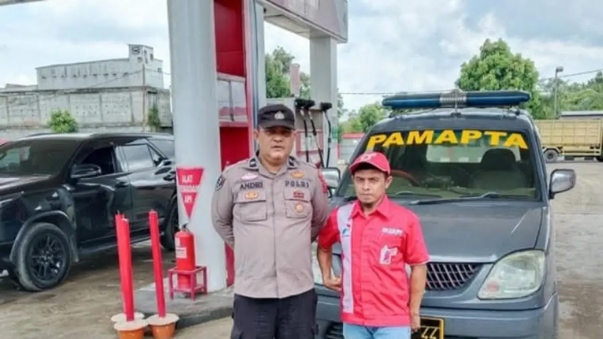 Personel Polsek Koto Baru, Dharmasraya, melakukan pengawasan di sejumlah Stasiun Pengisian Bahan Bakar Umum (SPBU) yang berada di Kecamatan Koto Baru. (DOKUMENTASI POLSEK KOTO BARU)