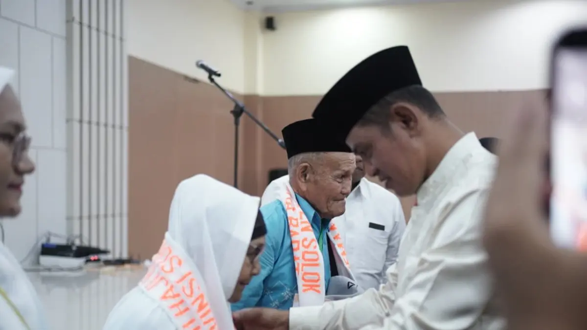 Sebanyak 198 Calon Jamaah Haji (CJH) Kabupaten Solok resmi dilepas menuju Tanah Suci Mekkah untuk menunaikan ibadah haji tahun 1447 H/2026 M. (DOKUMENTASI PEMKAB SOLOK)