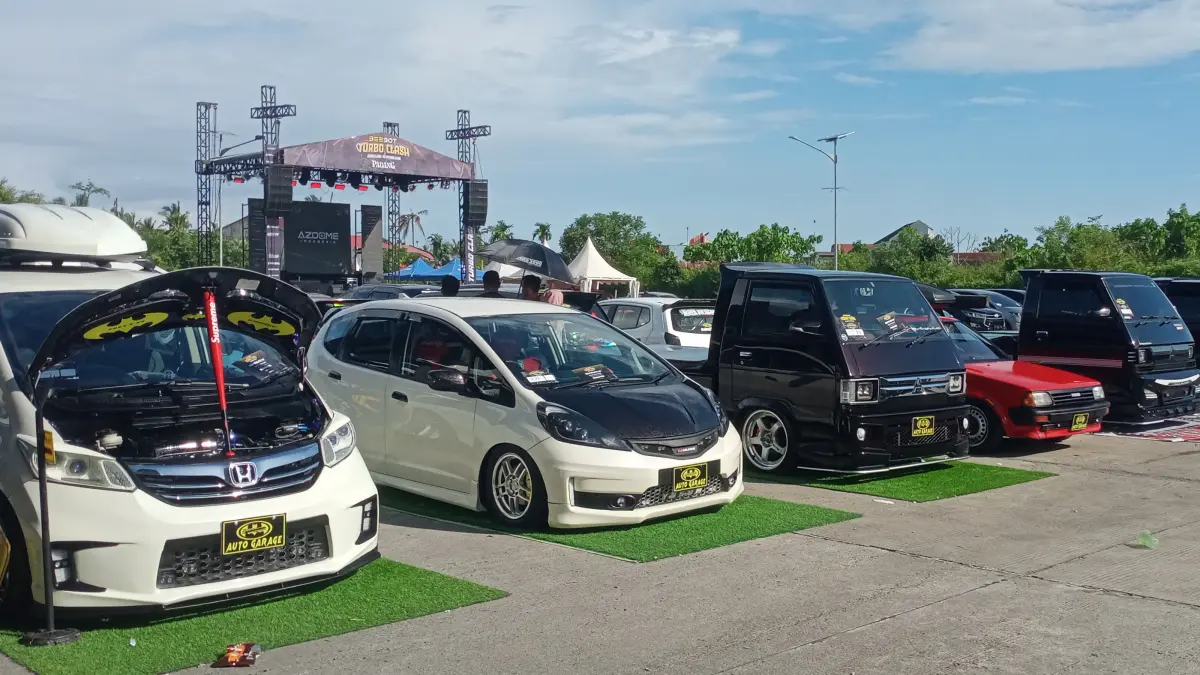 Sejumlah mobil yang dipamerkan di ajang Turbo Clash 2026 di Terminal Anakaie, Kototangah yang digelar dari 2 hingga 3 Mei 2026. (IRFAN/PADEK)
