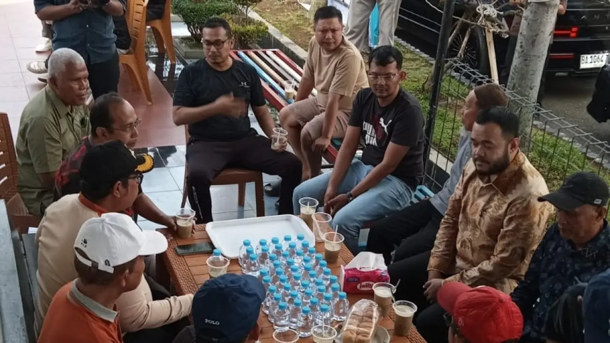 Wali Kota Padang, Fadli Amran, berbincang santai dengan warga saat silaturahmi tanpa protokol di Perumahan PBSM (Puri Berlindo Sumbar Mas), Minggu (3/5/2026). Keakraban terlihat saat ia membaur dan berdialog bersama puluhan warga.