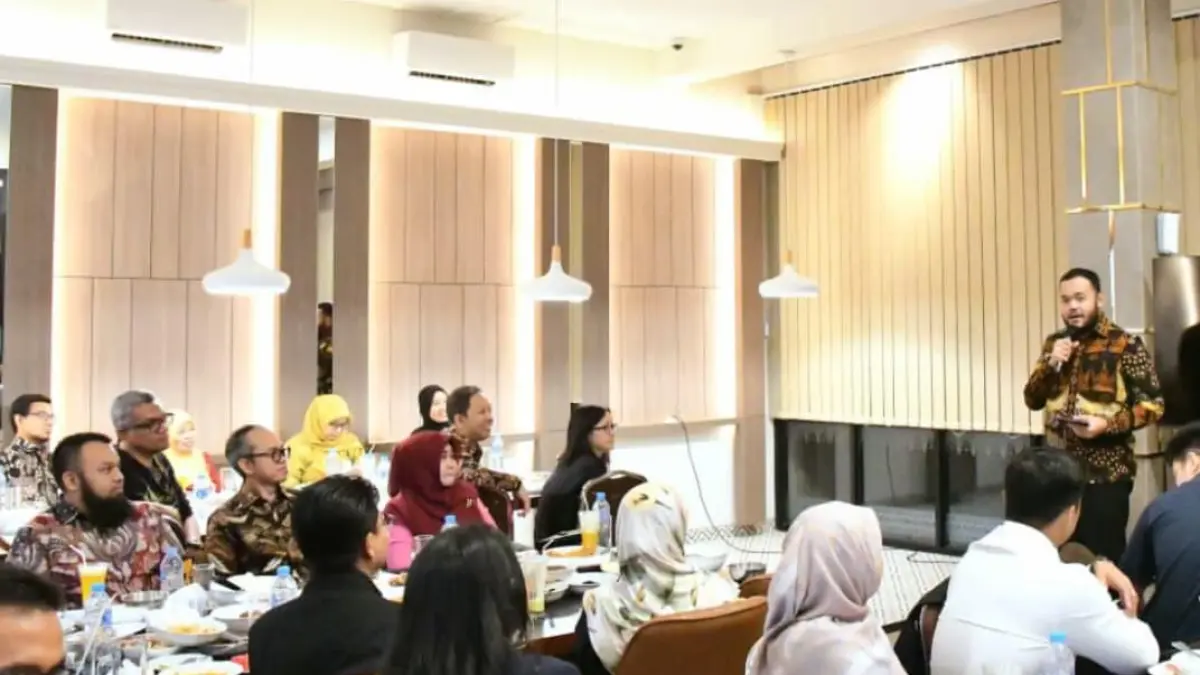 Wali Kota Padang Fadly Amran berdiskusi dengan delegasi perguruan tinggi Malaysia dalam pertemuan kerja sama pendidikan internasional, Sabtu (2/5/2026) malam.(Foto: Prokopim)