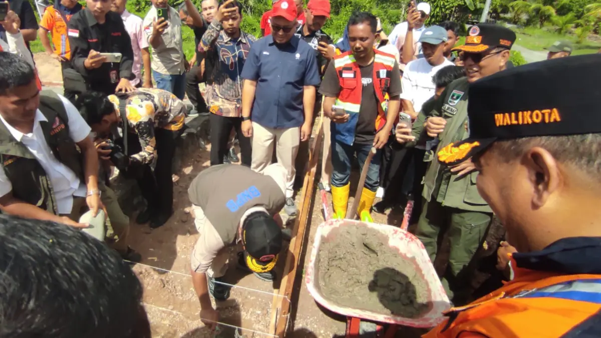 Prosesi peletakan batu pertama dilakukan Sekretaris Utama BNPB Rustian, didampingi Wali Kota Pariaman Yota Balad dan Wakil Wali Kota Pariaman Mulyadi. Turut hadir Staf Direksi PT Semen Padang Donny Aswin Idham, Kepala Unit BIP dan Aplikasi PT Semen Padang Yelmi Arya Putra.