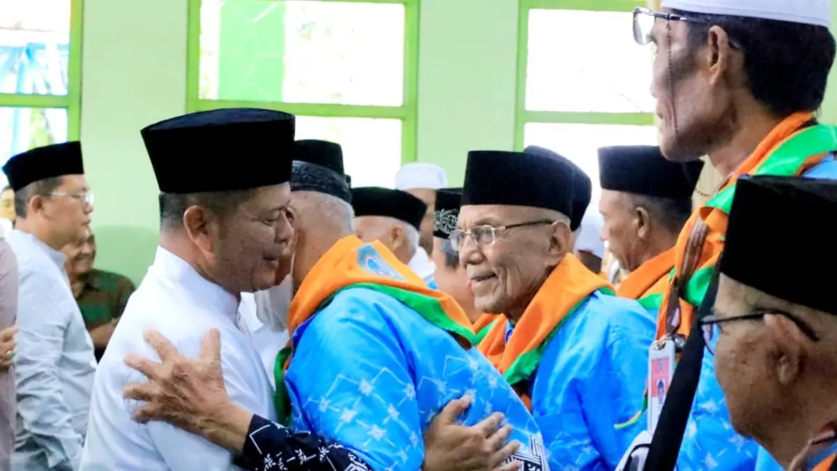 Bupati Pasaman Welly Suhery bersama Wakil Bupati Parulian dan Ketua DPRD Pasaman saat prosesi pelepasan 193 calon jemaah haji di Masjid Agung Pasaman Islamic Center (PIC), Minggu (3/5). (DOK PROKOPIM PASAMAN)