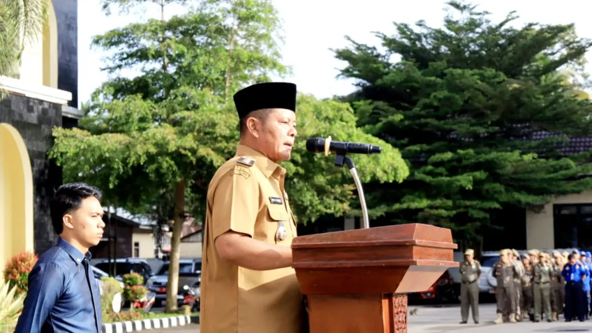 Bupati Pasaman Welly Suhery memberikan arahan saat Apel Organik di halaman Kantor Bupati Pasaman, Senin (4/5). Bupati memperingatkan ASN agar disiplin dan bertanggung jawab dalam pengelolaan aset. (DOK PROKOPIM PASAMAN)