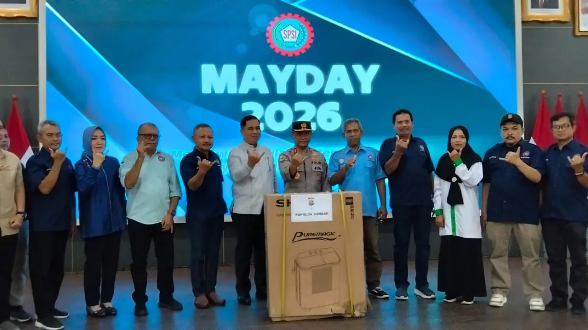 Foto bersama pada peringatan May Day 2026 tingkat Provinsi Sumatera Barat di Auditorium Gubernur Sumbar, Sabtu (2/5). (DOK BIRO ADPIM)