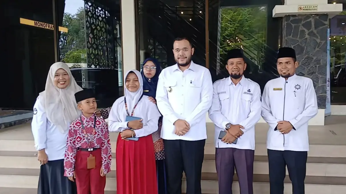 Jurnalis cilik SDN 22 Lubukminturun foto bersama Wali Kota Padang, Fadly Amran dan jajaran baru-baru ini. (TIM LAMAN GURU)