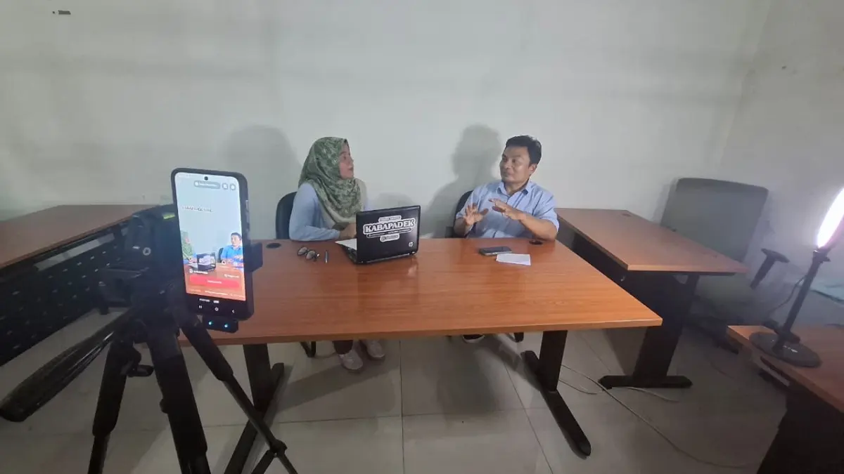 Jurnalis senior Padang Ekspres, Rommi Delfiano saat menjadi narasumber pada program KABAPADEK Sore yang dipandu Febi Tri Lianti di Graha Pena, Lubukbuaya, Senin (4/5).