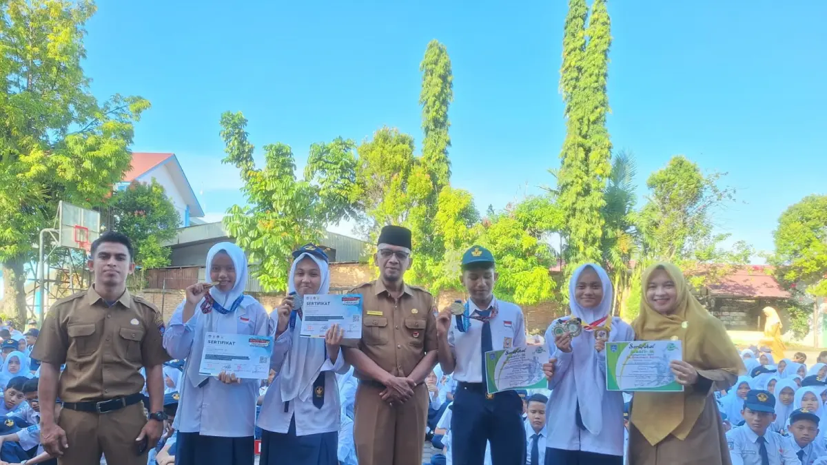 Murid SMPN 30 Padang yang berprestasi dibidangnya mendapat penghargaan kepala sekolah dan majelis guru beberapa waktu lalu. (TIM LAMAN GURU)