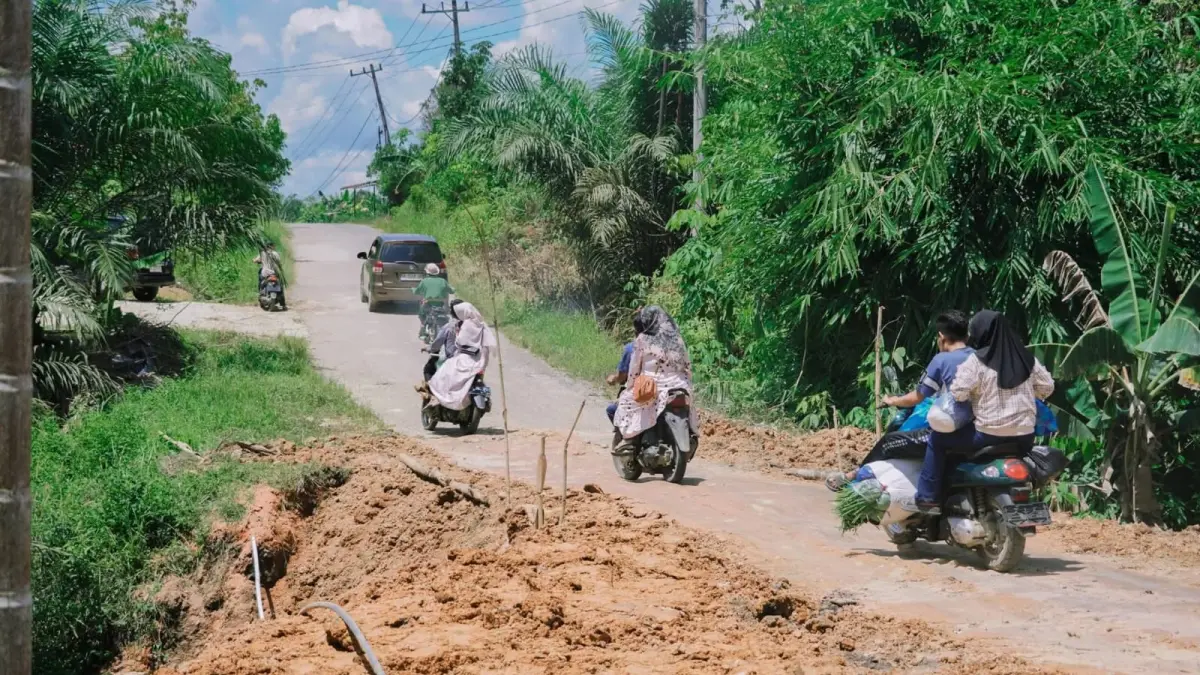 Pemerintah Kabupaten Dharmasraya melalui Dinas Pekerjaan Umum dan Penataan Ruang (PUPR) bergerak cepat menangani kerusakan jalan amblas di Nagari Kurnia Selatan, Kecamatan Sungai Rumbai. (DOKUMENTASI PEMKAB DHARMASRAYA)