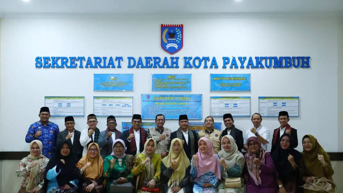 Pemko Payakumbuh secara resmi melepas 17 ASN di lingkungannya untuk berangkat haji ke tanah suci, Senin (4/5). (DOK PEMKO PAYAKUMBUH)