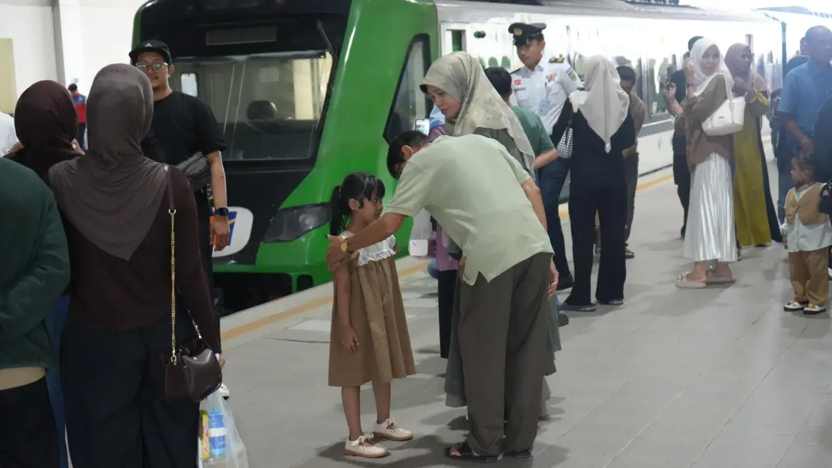 Penumpang KA Sumbar tembus 23.817 orang saat libur Hari Buruh 2026, melampaui kapasitas 102 persen.