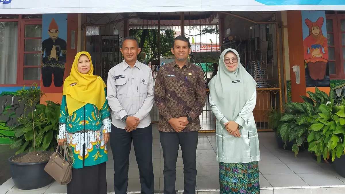Plt. Kepala SDN 02 Payakumbuh, Gustina, M.Pd., ( paling kanan) mendampingi Tim Penilai Lomba Kebersihan dari Dinas Pendidikan Kota Payakumbuh beberapa waktu lalu. (TIM LAMAN GURU)