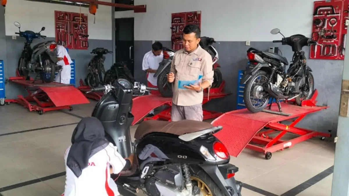 PT Menara Agung menggelar Uji Kompetensi Keahlian (UKK) bagi siswa jurusan Teknik Sepeda Motor (TSM) Honda di SMKN 1 Luak, Kabupaten Limapuluh Kota, baru-baru ini. (DOK PT MENARA AGUNG)