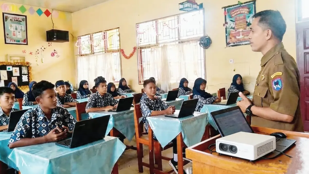 Salah seorang guru SMPN 8 Payakumbuh sedang memberikan materi pelajaran di depan murid beberapa waktu lalu. (TIM LAMAN GURU)