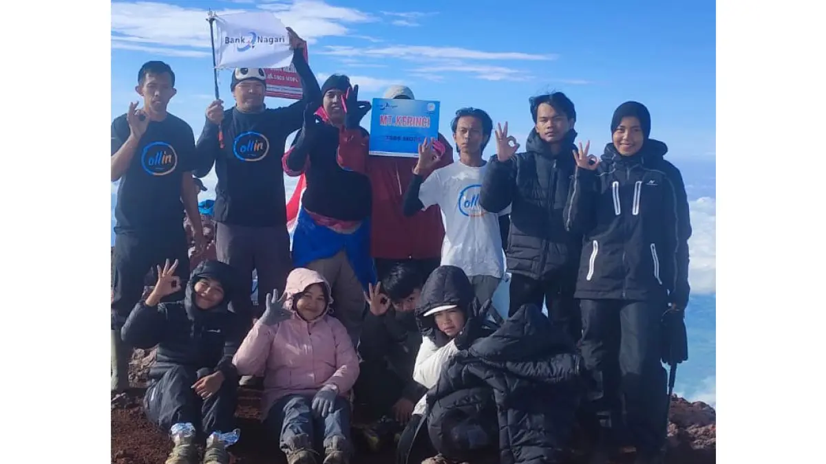 Tim Seven Summit West Sumatera mengabadikan momen di Puncak Indrapura Gunung Kerinci, Sabtu (25/4). (DOK SEVEN SUMMIT WEST SUMATERA)