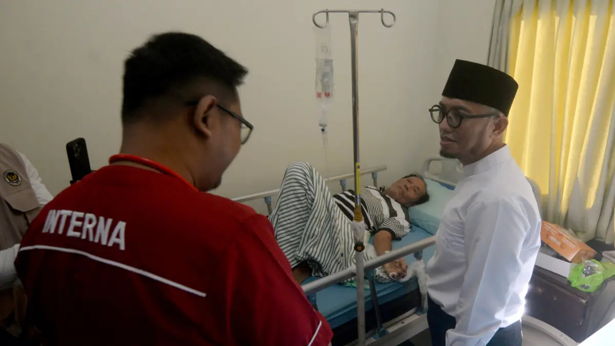 Wakil Menteri Haji dan Umrah Dahnil Anzar Simanjuntak (kanan) berbincang dengan dokter saat melihat kondisi calon haji yang sakit di Asrama Haji Donohudan, Boyolali, Jawa Tengah, Sabtu (2/5). (ALOYSIUS JAROT NUGROHO/ANTARA FOTO)