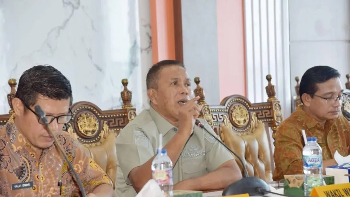Wakil Wali Kota Pariaman Mulyadi memberikan arahan terkait pentingnya sinkronisasi data dengan BPS kepada OPD di Ruang Rapat Wali Kota Pariaman akhir pekan ini. (DOK PEMKO PARIAMAN)