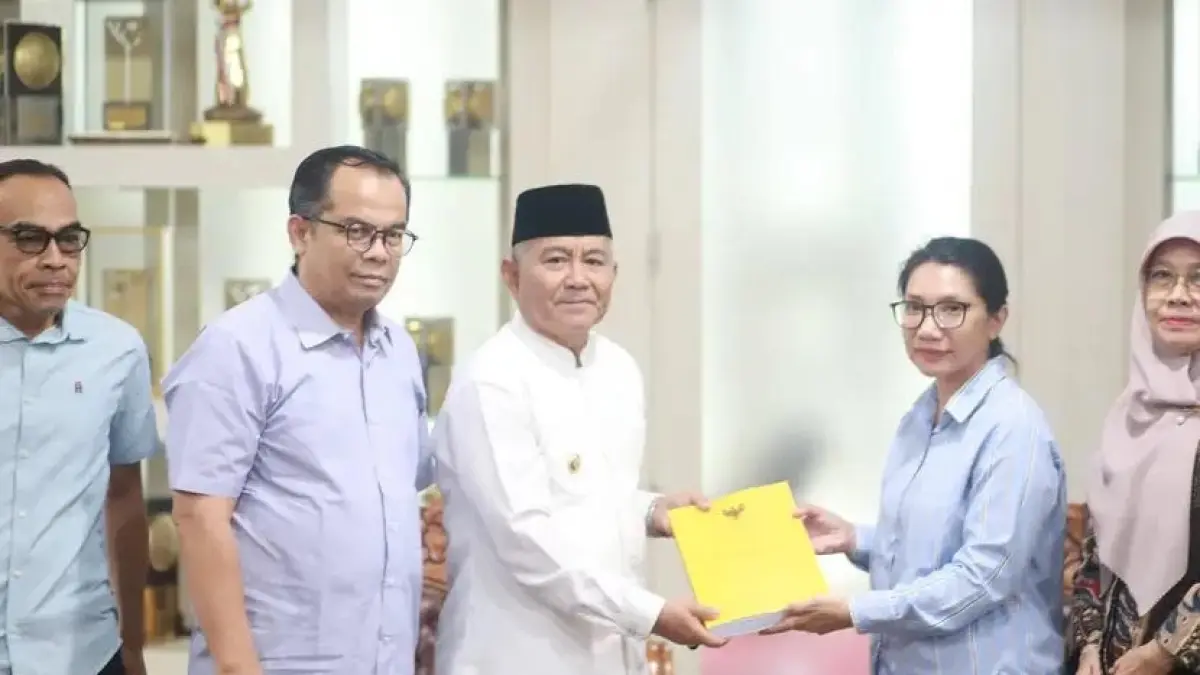 Wakil Wali Kota Solok, H. Suryadi Nurdal, menerima Naskah Hasil Pemeriksaan (NHP) dari perwakilan BPK RI Perwakilan Sumatera Barat di Ruang Kerja Wali Kota Solok, Sabtu (2/5). (DOK PEMKO SOLOK)