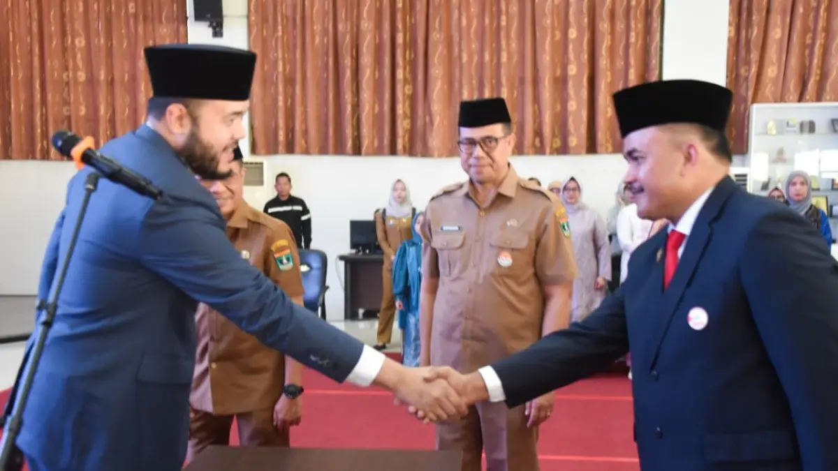 Wali Kota Padang Fadly Amran melantik Raju Minropa sebagai Sekretaris Daerah Kota Padang di Aula Bagindo Aziz Chan, Balai Kota Padang Aie Pacah, Senin (4/5/2026).(Foto: Prokopim)