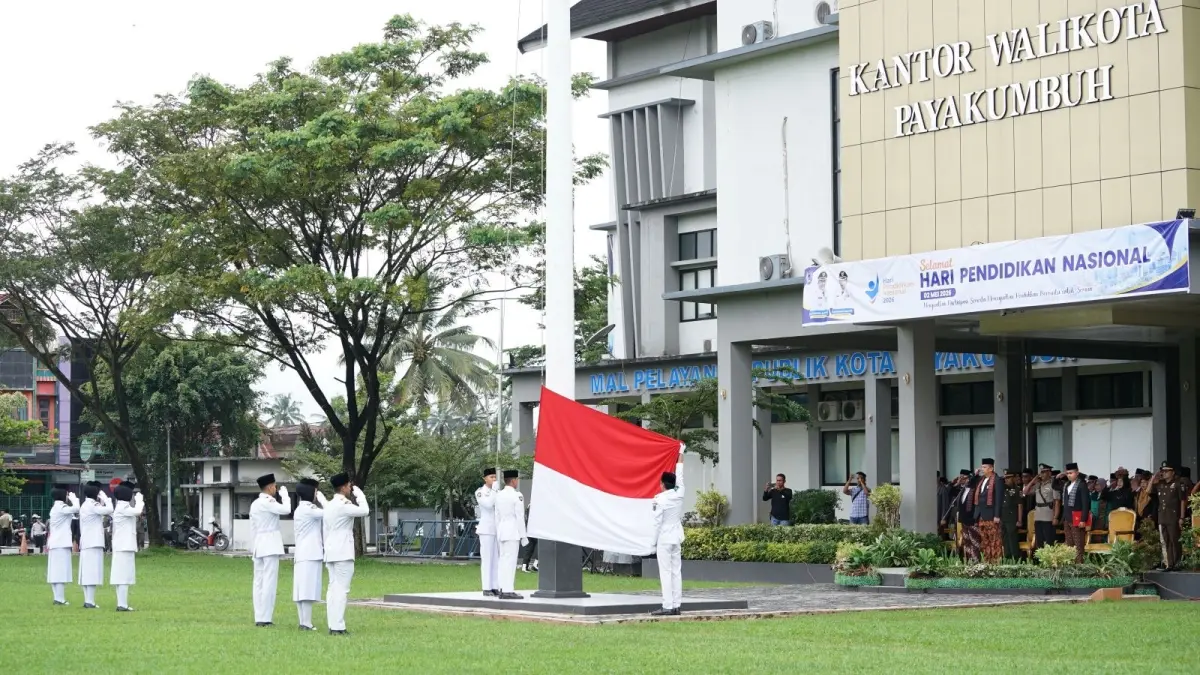 Wawako Payakumbuh, Elzadaswarman, memimpin langsung upacara peringatan Hardiknas 2026 yang digelar di halaman Balai Kota Payakumbuh, Sabtu (2/5). (DOK PEMKO PAYAKUMBUH)