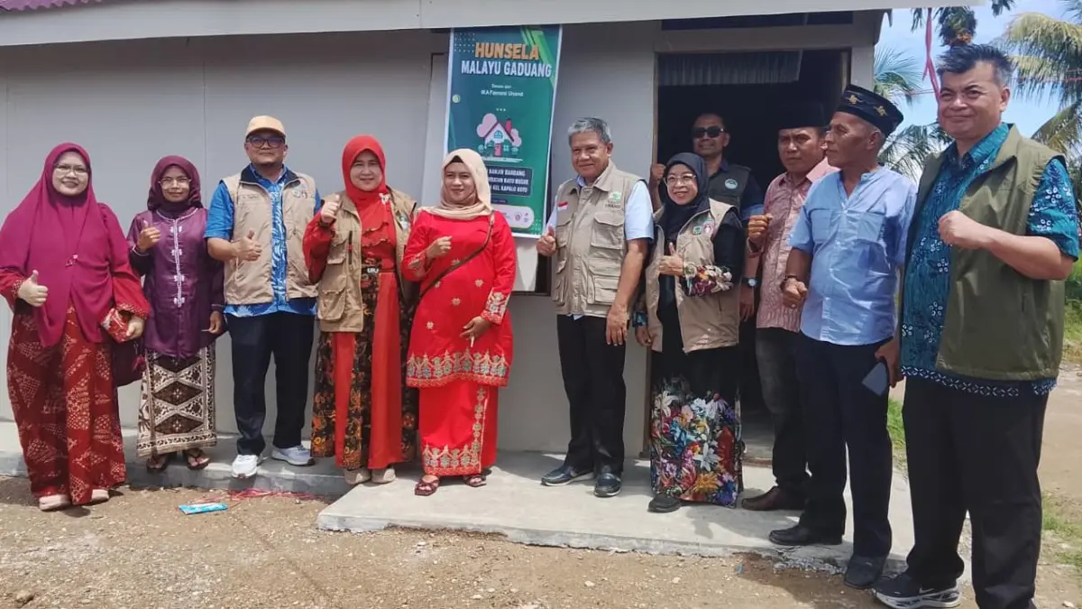 SERAH TERIMA HUNSELA: Perwakilan donatur bersama tokoh masyarakat dan penerima manfaat berfoto usai penyerahan tujuh unit Hunian Sementara Sehat dan Layak (Hunsela) Melayu Gaduang di kawasan Lubuk Gajah, Piai Tangah, Kecamatan Pauh, Kota Padang, Sabtu (2/5). Hunsela ini diperuntukkan bagi korban banjir bandang Batu Busuk yang rumahnya hanyut dan rusak berat. (DOK. PRIBADI)
