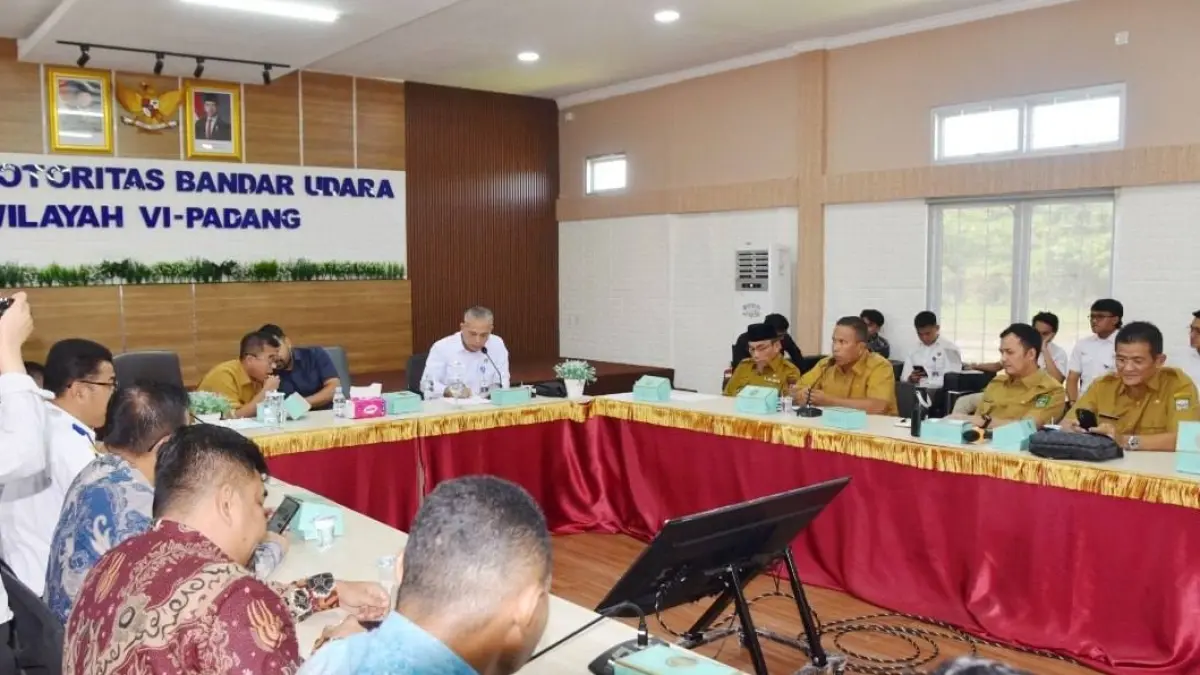 Wakil Wali Kota Pariaman, Mulyadi, menghadiri rapat kesepakatan bersama terkait nasib 165 petugas penjagaan perlintasan sebidang di Kota Pariaman, Kota Padang, dan Kabupaten Padangpariaman, di Kantor Otoritas Bandar Udara Wilayah VI Padang, Ketapiang, Selasa (5/5/2026).