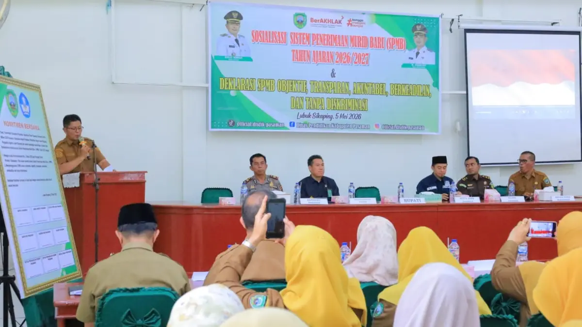 Bupati Pasaman Welly Suhery bersama unsur Forkopimda Pasaman menandatangani fakta integritas sebagai bentuk komitmen bersama dalam sosialisasi dan deklarasi SPMB Online di Aula Dinas Pendidikan Kabupaten Pasaman, Lubuk Sikaping, Selasa (5/5). (DOK Prokopim Setdakab Pasaman)