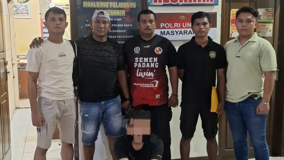 DIAMANKAN: Seorang pria terduga pelaku tindak pidana cabul terhadap penumpang di dalam mobil travel yang dikemudikannya saat diamankan jajaran Satreskrim Polres Agam di Lubukbasung, Senin (4/5). (HUMAS POLRES AGAM)