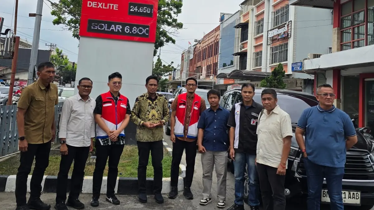 Distribusi BBM Riau dipantau, Pertamina tambah stok 20 persen dan operasikan SPBU 24 jam untuk jaga pasokan energi.