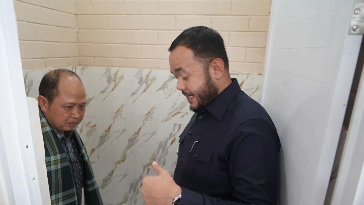 General Manager PLN UID Sumbar Ajrun Karim berbincang dengan Wako Padang Fadly Amran saat peresmian toilet SMPN 43 Padang, Kamis (30/4/2026) lalu. 
