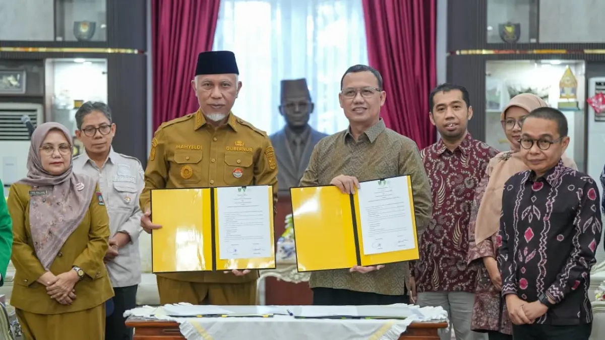 Gubernur Sumbar Mahyeldi Ansharullah bersama Ketua Dompet Dhuafa Ahmad Juwaini menunjukkan dokumen nota kesepahaman usai penandatanganan kerja sama pemberdayaan ekonomi UMKM di Istana Gubernuran, Padang, Selasa (5/5). (DOK BIRO ADPIM)