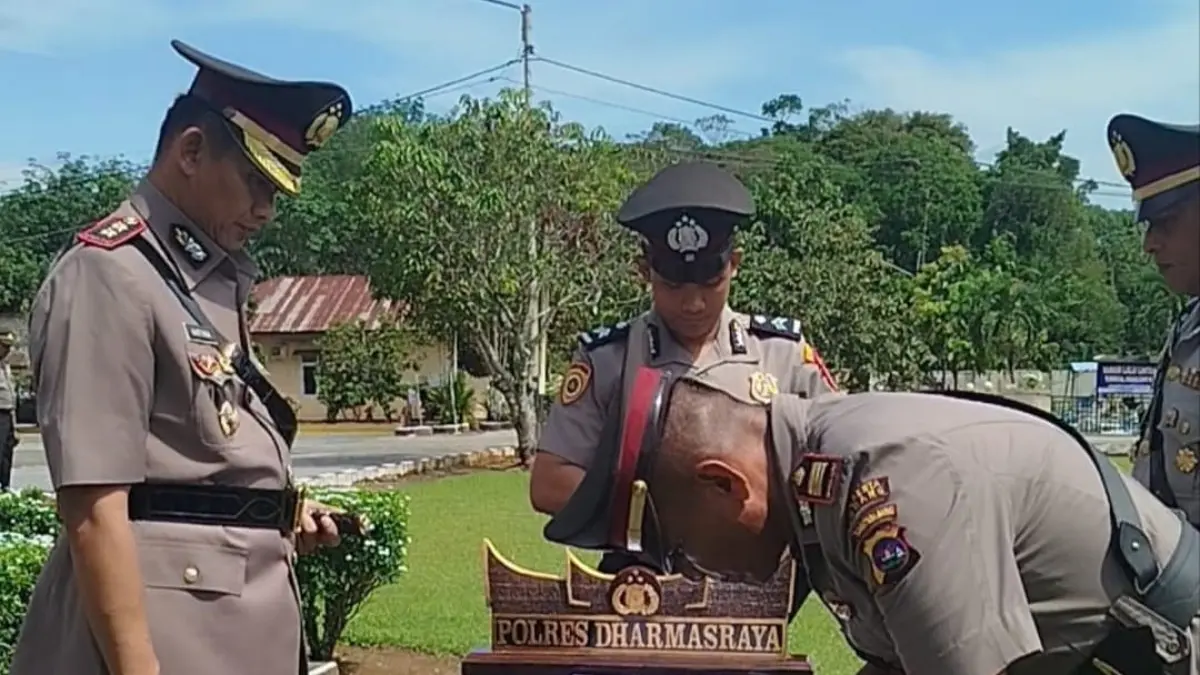 Kapolres Dharmasraya memimpin sertijab sejumlah pejabat utama dan kapolsek. Rotasi jabatan dilakukan untuk meningkatkan kinerja dan pelayanan kepada masyarakat. (DOKUMENTASI POLRES DHARMASRAYA)
