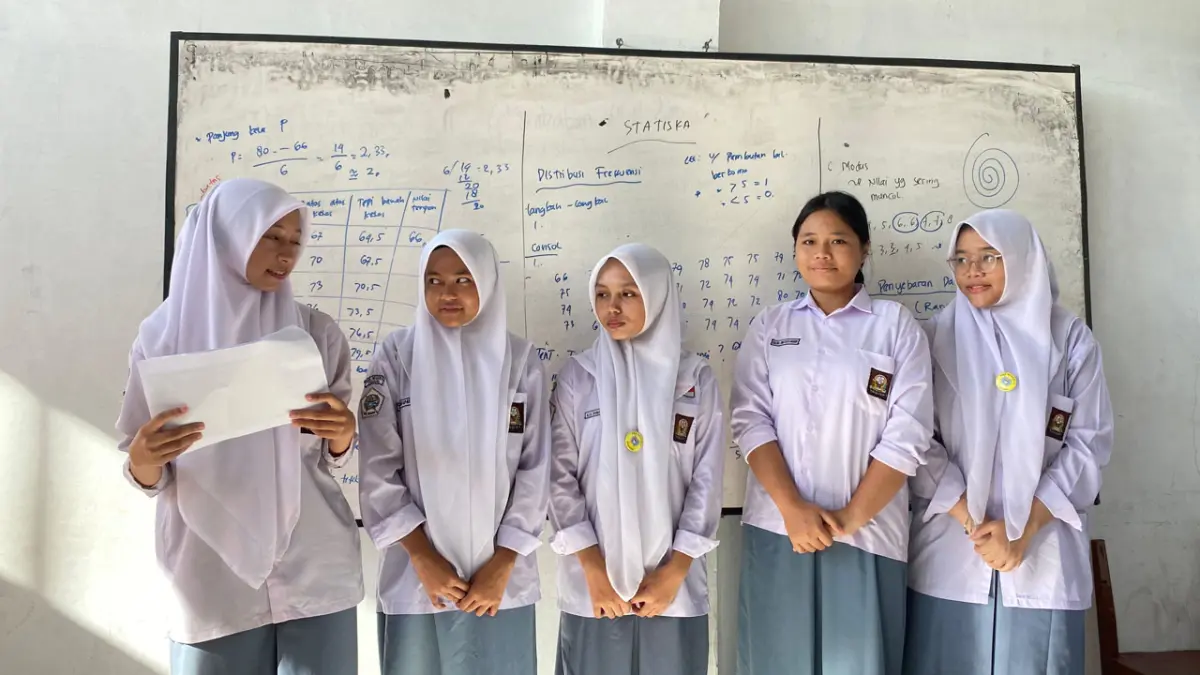 Kegiatan diskusi dan presentasi di sekolah merupakan cara merawat kebebasan berpikir dan berpendapat. (TIM LAMAN GURU)