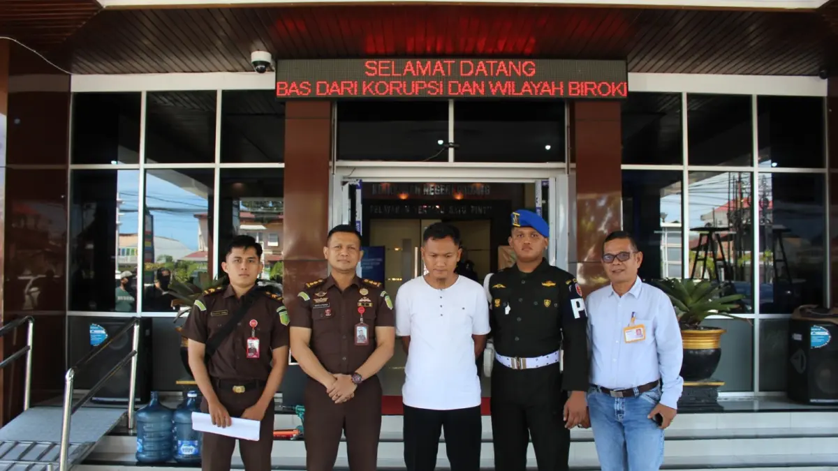 Kejari Padang mengeksekusi terpidana kasus pertambangan tanpa izin, Bogi Restu Ilahi, Selasa (5/5). (DOK KEJARI PADANG)