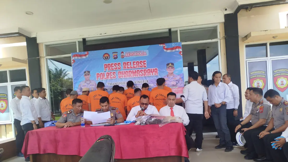 Polres Dharmasraya saat menggelar jumpa pers dengan awak media. (ZULFIA/PADEK)