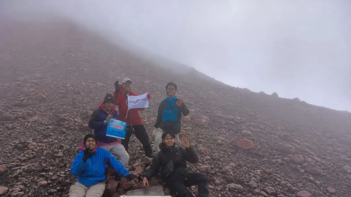 Tim Seven Summit West Sumatra di kawasan puncak Gunung Kerinci, tepatnya dekat Tugu Yudha (foto two efly)