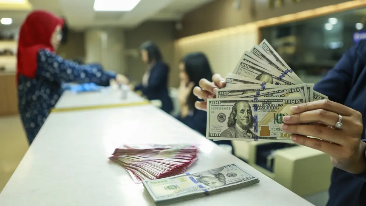 Uang pecahan rupiah dan dolar Amerika Serikat (AS) di gerai penukaran mata uang asing Ayu Masagung, Jakarta, kemarin (5/5). Rupiah ditutup melemah 40 poin ke level Rp 17.434 per dolar AS, dari sebelumnya Rp 17.394. (ASPRILLA DWI ADHA/ANTARA FOTO)
