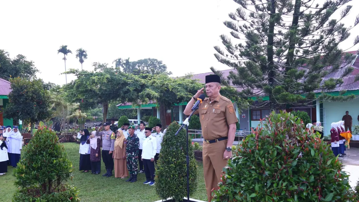 Wakil Wali Kota Payakumbuh Elzadaswarman tekankan pendidikan moral dan keimanan siswa saat upacara di MTsN 2 untuk cegah perilaku menyimpang.