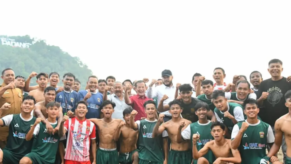 Wali Kota Padang Fadly Amran bersama para pemain dan pelatih PSP Padang saat meninjau latihan tim jelang putaran nasional Liga 4.(Foto; Prokopim)