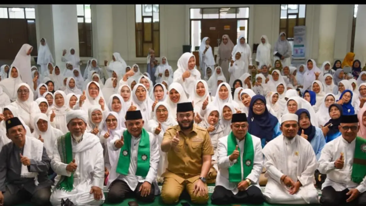 Wali Kota Padang Fadly Amran menghadiri peringatan HUT ke-98 PERTI di Masjid Agung Nurul Iman, Selasa (5/5/2026).(Foto: Prokopim)