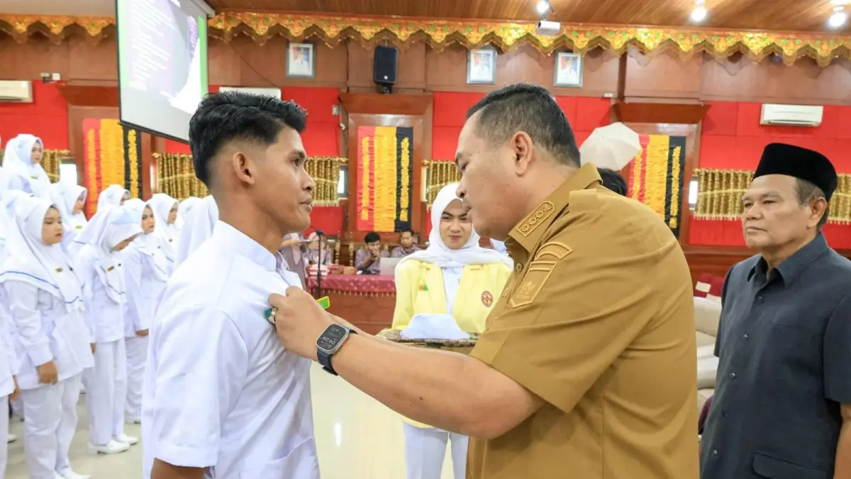 Wali Kota Pariaman, Yota Balad melakukan pemasangan uniform mahasiswa STIKES Piala Sakti Pariaman sebagai tanda kesiapan memasuki praktik klinik, Selasa (5/5). (DOK PEMKO PARIAMAN)