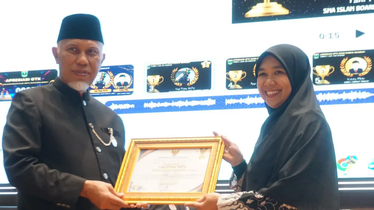 Yani Pinta, M.Pd. menerima penghargaan dari Gubernur di Hari Pendidikan Nasional. (TIM LAMAN GURU)